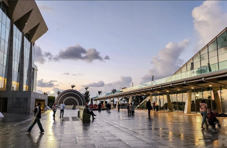 الممر المؤدي لمكتبة الاسكندرية الجديدة