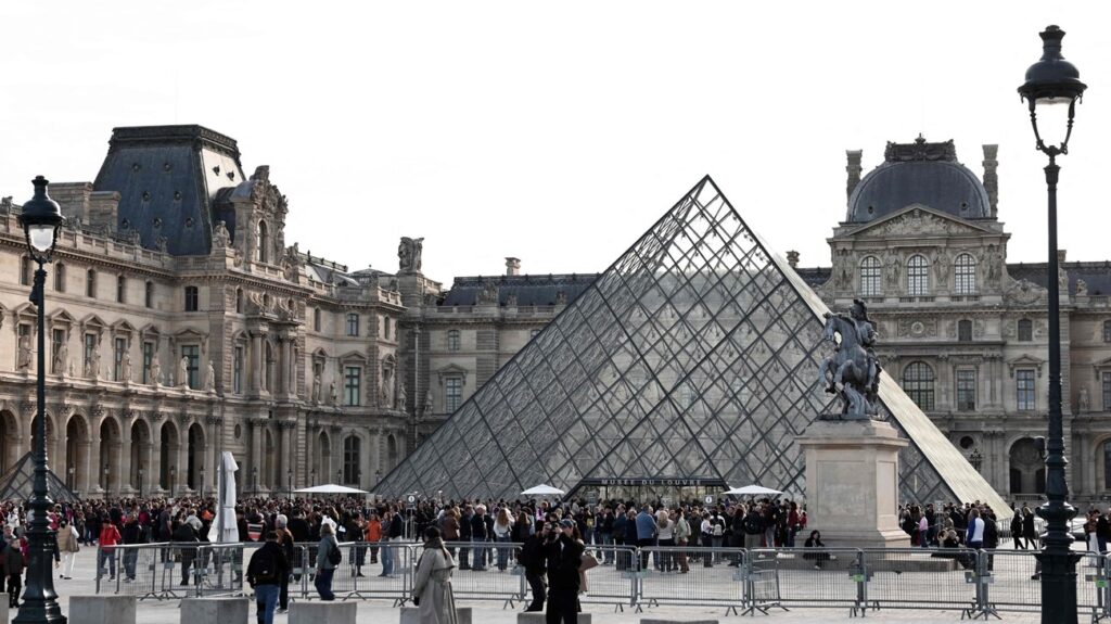 متحف اللوفر - باريس