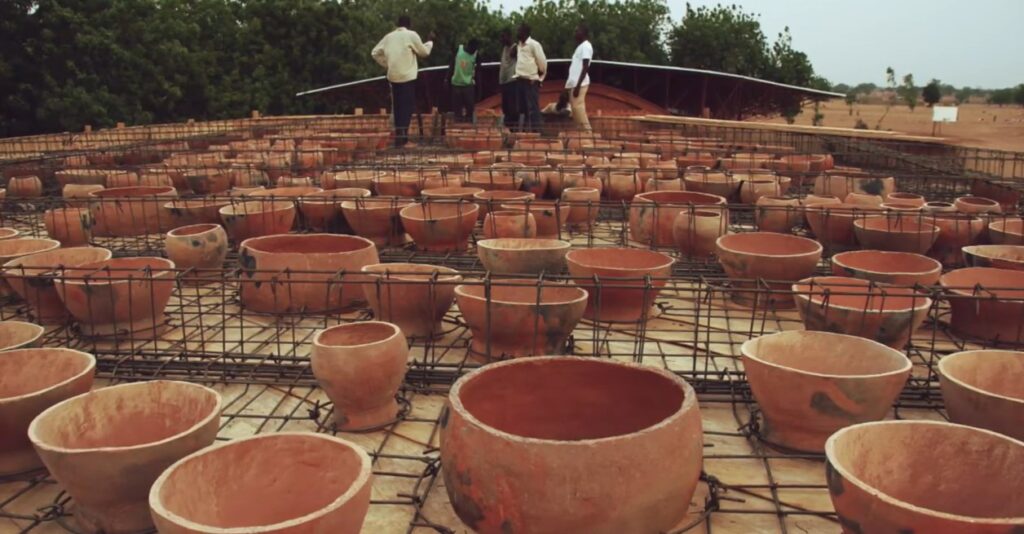 فصل السقف عن مساحة التعلم الداخلية، وإضافة سقف داخلي من الطوب الجاف