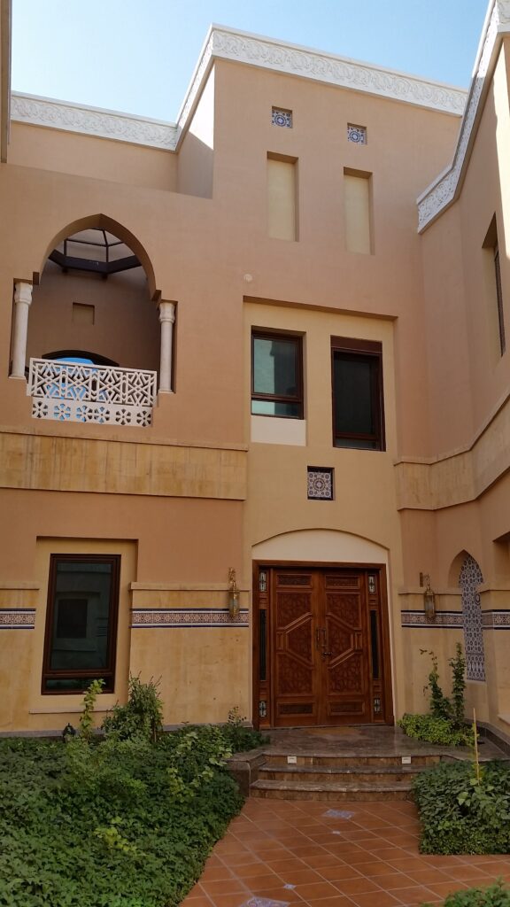 العمارة قادرة على خلق حياة إيجابية وتعزيز قيم المجتمع، لا مجرد بناء جدران وسقوف.