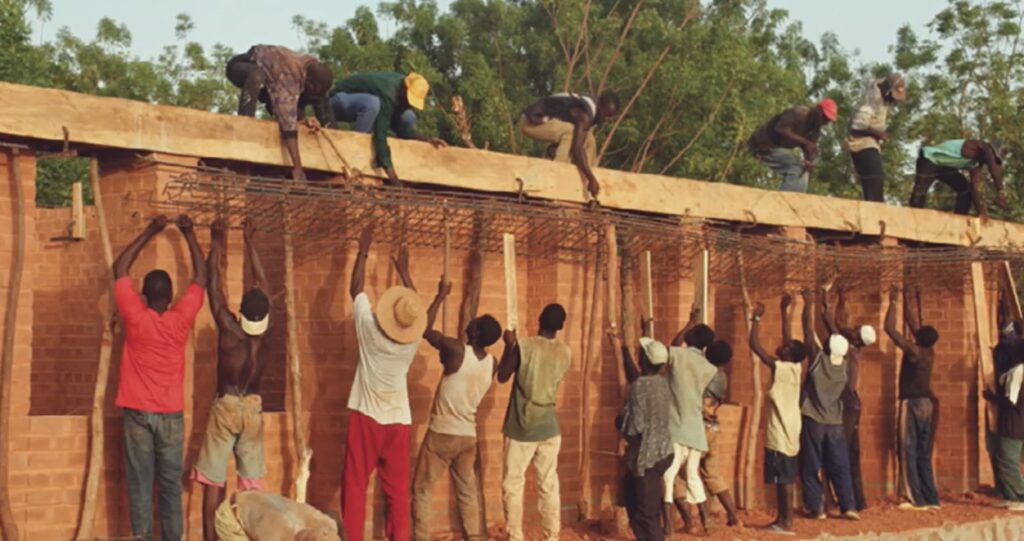 المشاركة المجتمعية في اعمال البناء