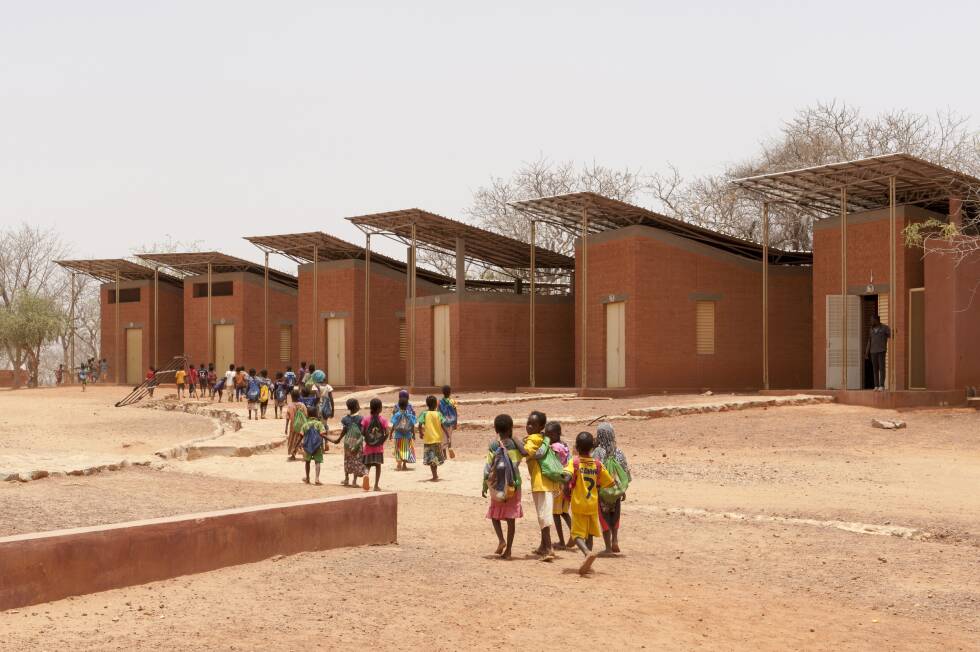 ورش عمل، مركز صحي، بيوت ضيافة ومدرسة.