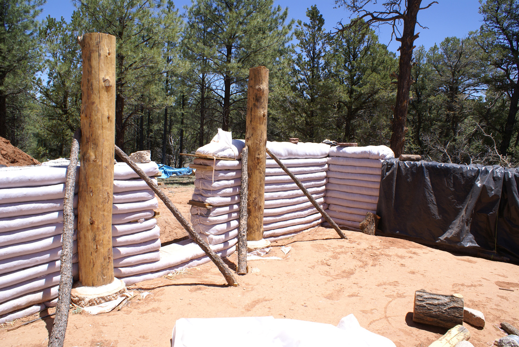 أكياس رملية كبيرة تُملأ بالتربة المحلية