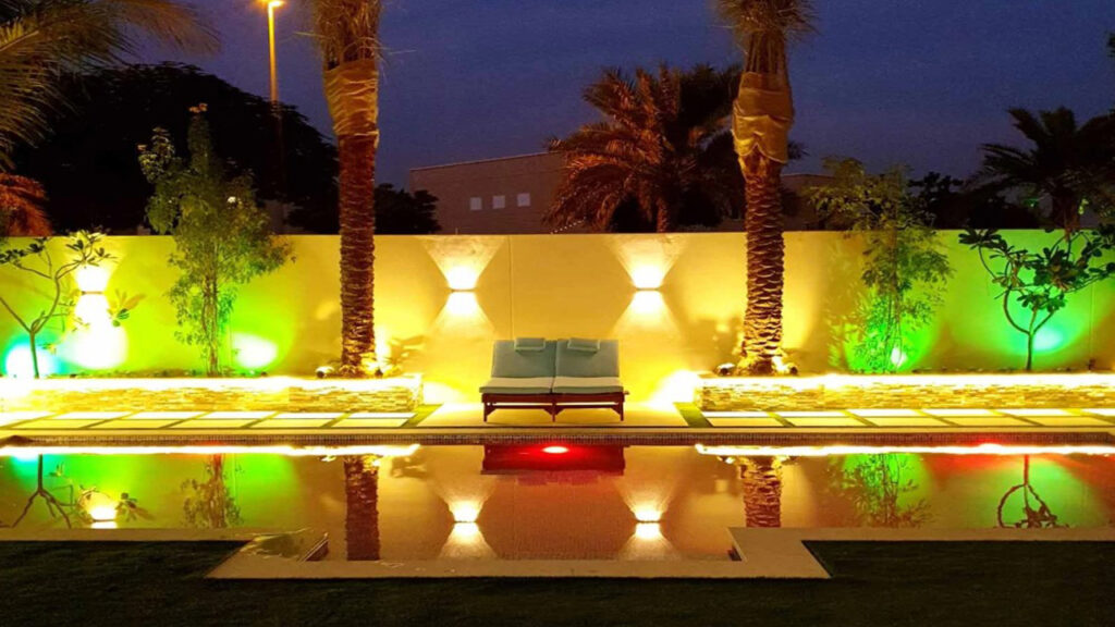 إضاءة ليلية في الفيلا
