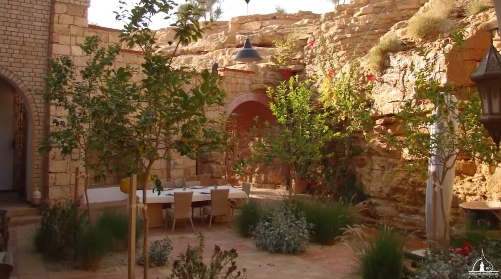 الفناء الداخلي للمنزل جزء كبير منه هو الجبل نفسه