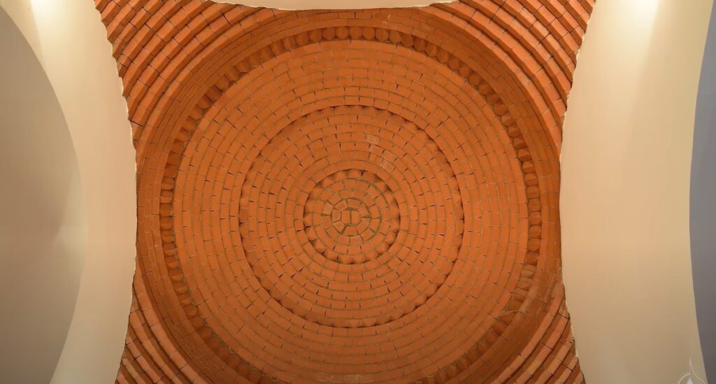 قبة محمولة على مثلثات كروية 