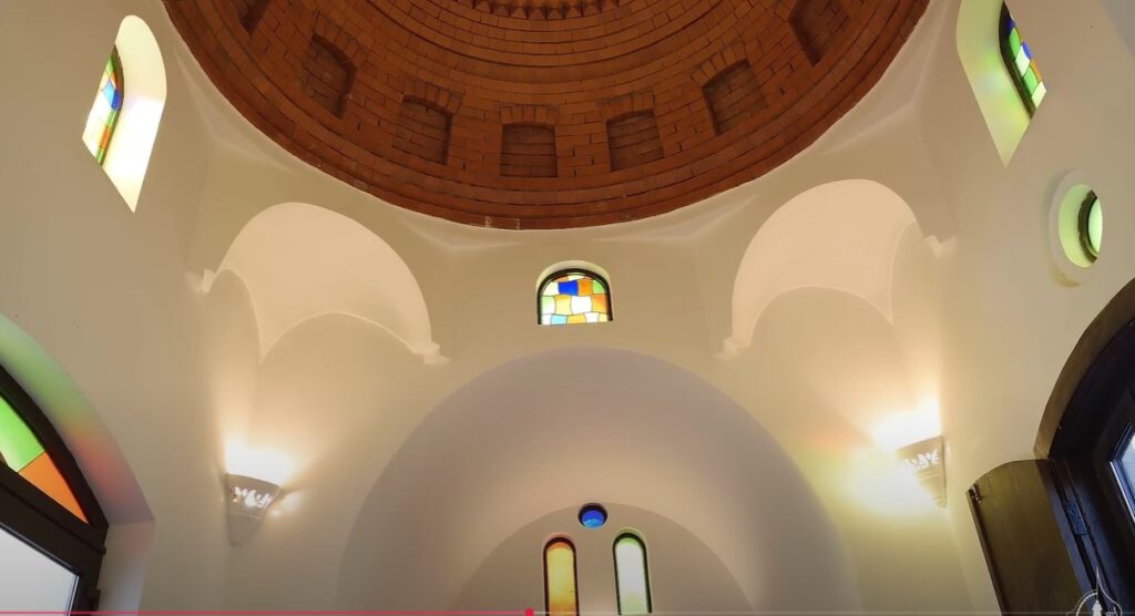 تشكيلات طبيعية ناتجة من توزيع الاحمال القادمة من القبة في السقف