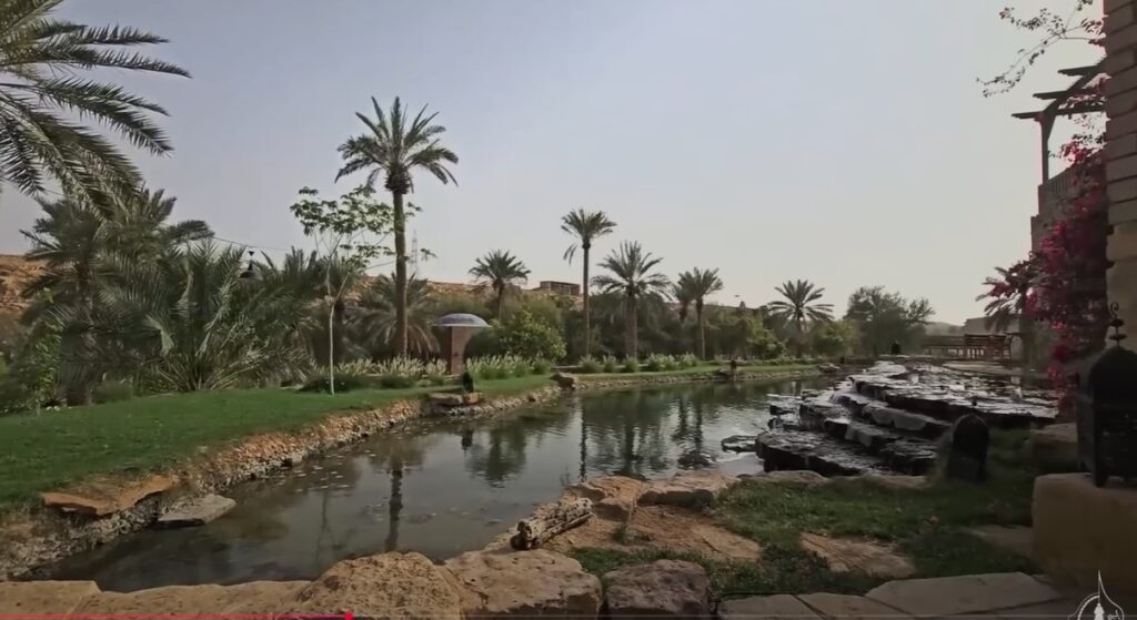 بركة المياه امام البيت تذكرنا ببيت الشلال لفرانك لويد رايت.