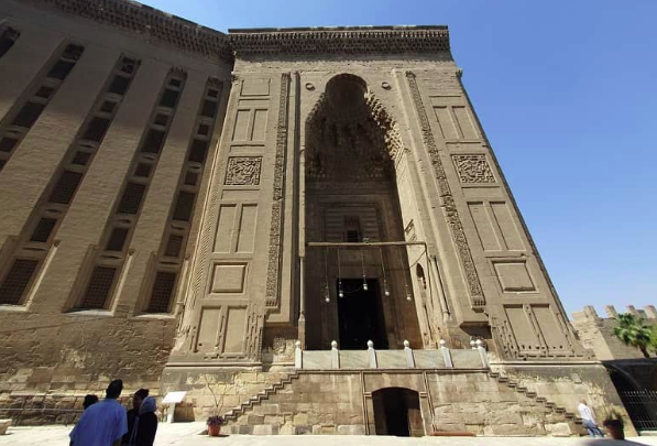 المدخل والممر المنكسر لمسجد ومدرسة السلطان حسن.